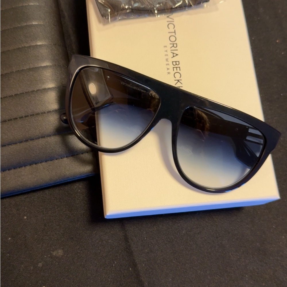 Victoria Beckham Black Sunglasses with Gradient Lenses